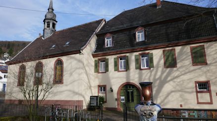 Alte evangelische Kirche mit Pfarrhaus Image